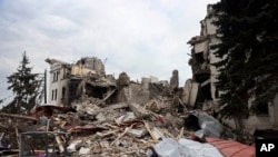 乌克兰东部俄罗斯扶持的“顿涅茨克人民共和国”政权控制地盘上的马里乌波尔剧院废墟。(2022年4月4日)