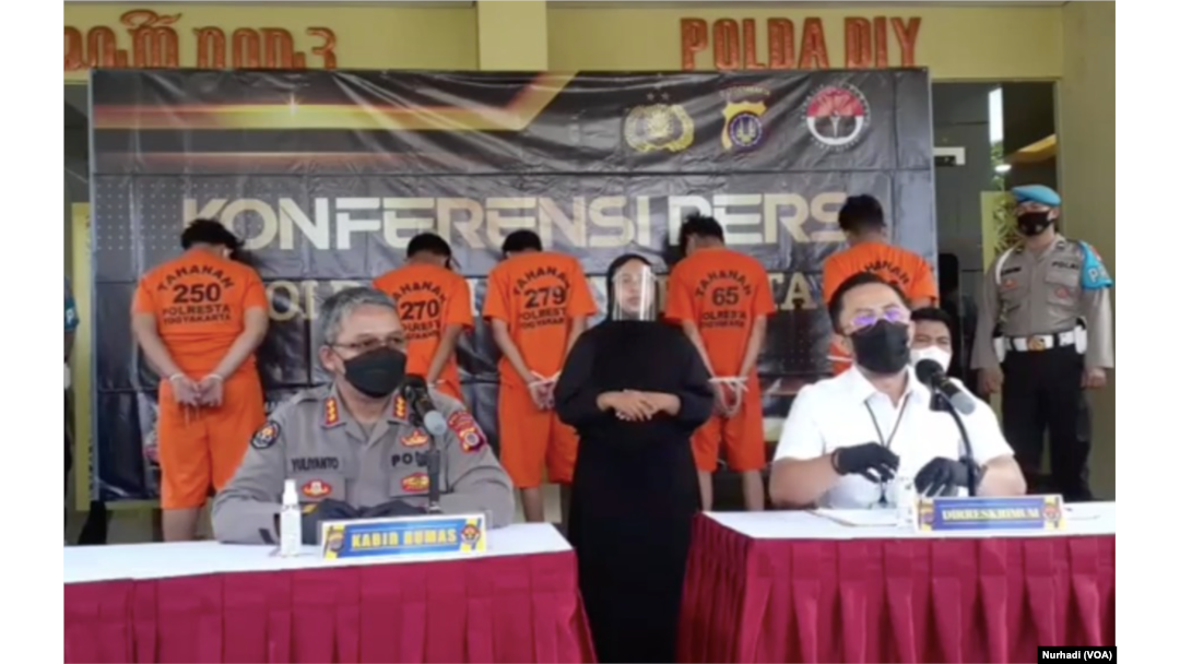 Dirreskrimum Polda DIY, Kombespol Ade Ary Syam Indriadi (kanan) dan Kabid Humas Polda DIY Kombes Pol Yuliyanto, di Yogyakarta, Senin (11/4)