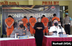 Dirreskrimum Polda DIY, Kombespol Ade Ary Syam Indriadi (kanan) dan Kabid Humas Polda DIY Kombes Pol Yuliyanto, di Yogyakarta, Senin (11/4)