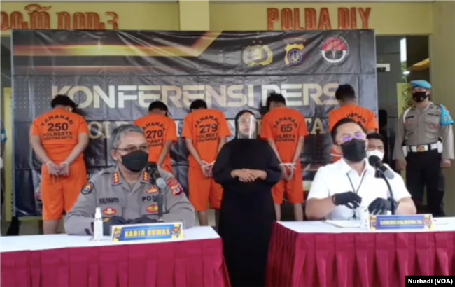 Dirreskrimum Polda DIY, Kombespol Ade Ary Syam Indriadi (kanan) dan Kabid Humas Polda DIY Kombes Pol Yuliyanto, di Yogyakarta, Senin (11/4)