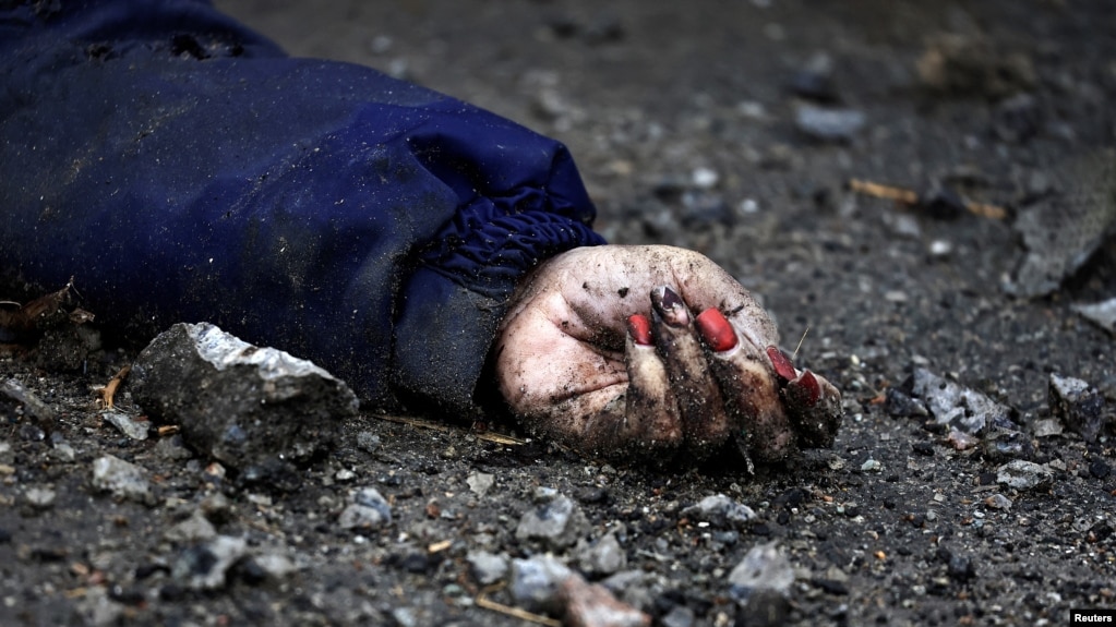 乌克兰布查镇一名女子横尸街头。布查镇居民称俄军士兵射杀了这名女子。（2022年4月2日）(photo:VOA)