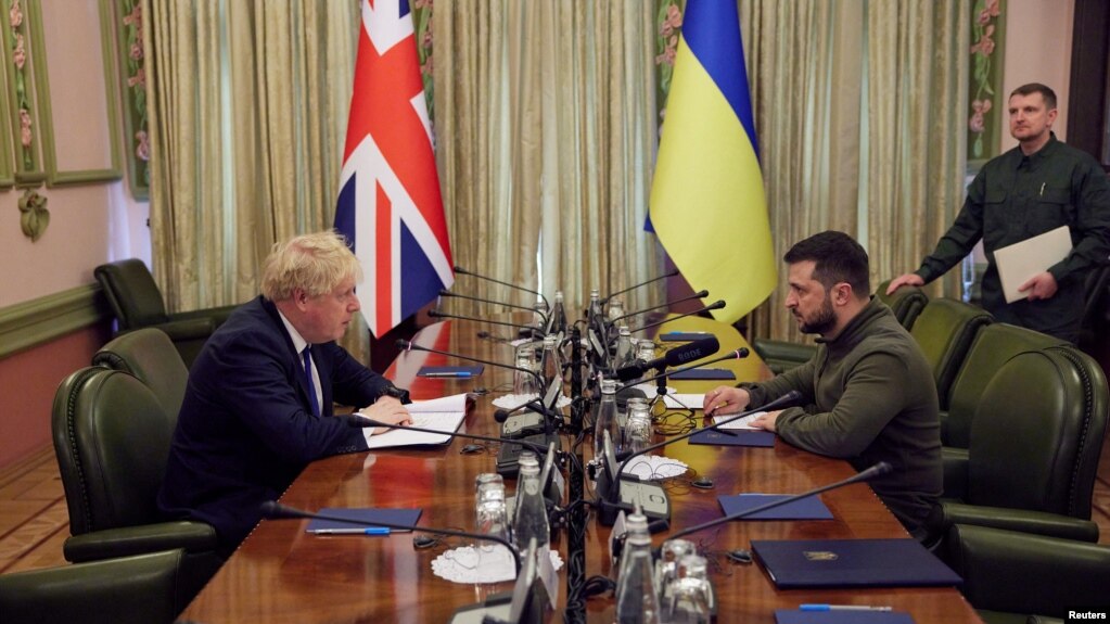 英国首相波里斯∙约翰逊（Boris Johnson）星期六（4月9日）秘密前往基辅访问，并与乌克兰总统泽连斯基（Volodymyr Zelenskyy）举行了会晤。(photo:VOA)