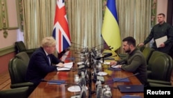 Primeiro-ministro britâncio, Boris Johnson, com Presidente ucraniano, Volodomir Zelenskyy, em Kyiv, Ucrânia, 9 Abril 2022