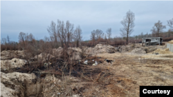 Trincheras que Ucrania dice que cavaron las tropas rusas en terreno radiactivo cerca de la planta nuclear de Chernóbil. [Foto: cortesía de Evgen Kramarenko]