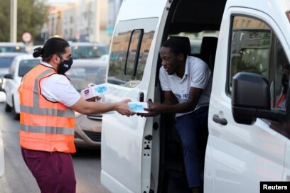 Sukarelawan membagikan makanan berbuka puasa bagi orang-orang selama bulan suci Ramadhan, di Riyadh, Arab Saudi, 3 April 2022. (REUTERS/Ahmed Yosri)