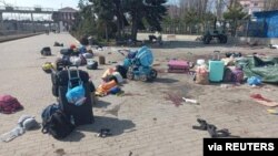 Krvavi tragovi između stvari ljudi razbacanih po pločniku nakon raketnog udara na železničku stanicu u Kramatorsku, Ukrajina, na fotografiji koju je na društvenim mrežama objavilo ukrajinsko Ministarstvo odbrane, 8. aprila 2022.