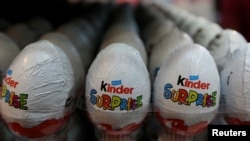 Telur cokelat Kinder Surprise dipajang di supermarket di Islamabad, Pakistan 18 Juli 2017. (REUTERS/Caren Firouz)