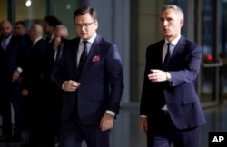 北约秘书长延斯∙斯托尔滕贝格（右）与乌克兰外长库列巴在布鲁塞尔抵达北约总部出席北约外长会议。（2022年4月7日）