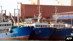 资料照片：在几内亚当局检查期间，停靠在科纳克里港口的中国船只。（2017年4 月11 日）