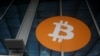 Logotipo de bitcoin es visto en la entrada del Centro de Convenciones de Miami Beach durante la Conferencia Bitcoin 2022 en Miami Beach, Florida, EEUU, el 6 de abril de 2022. 