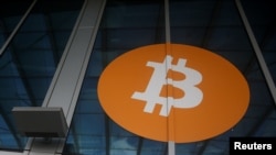 Logotipo de bitcoin es visto en la entrada del Centro de Convenciones de Miami Beach durante la Conferencia Bitcoin 2022 en Miami Beach, Florida, EEUU, el 6 de abril de 2022. 