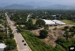 Otoritas migrasi Meksiko mendirikan tenda untuk imigran di San Pedro Tapanatepec, Oaxaca, Meksiko, Rabu, 5 Oktober 2022. (Foto: AP)