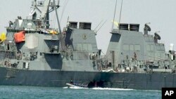 Para ahli memeriksa kerusakan pada kapal Angkatan Laut, USS Cole, di pelabuhan Aden, Yaman, setelah serangan oleh al-Qaida menewaskan 17 anak buah kapal, 15 Oktober 2020.