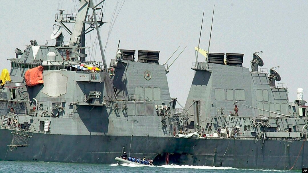 지난 2000년 10월 자살 폭탄 공격을 받은 미 해군 구축함 USS 콜 호의 측면이 송상됐다.