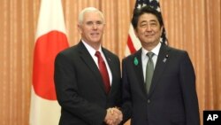 Wakil Presiden AS Mike Pence bertemu dengan Perdana Menteri Shinzo Abe di Tokyo, Selasa (18/4).