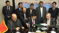 مسوولان ایرانی در محل امضای قرارداد ساخت سد بختیاری با شرکت چینی