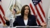 La vicepresidenta de EE. UU., Kamala Harris, participa en una mesa redonda con líderes religiosos y comunitarios que están ayudando con el procesamiento de migrantes que buscan asilo, en el puerto de entrada de El Paso, Texas, EE. UU., 25 de junio de 2021.