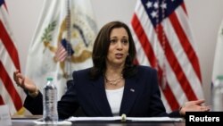 La vicepresidenta de EE. UU., Kamala Harris, participa en una mesa redonda con líderes religiosos y comunitarios que están ayudando con el procesamiento de migrantes que buscan asilo, en el puerto de entrada de El Paso, Texas, EE. UU., 25 de junio de 2021.