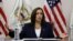 La vicepresidenta de EE. UU., Kamala Harris, participa en una mesa redonda con líderes religiosos y comunitarios que están ayudando con el procesamiento de migrantes que buscan asilo, en el puerto de entrada de El Paso, Texas, EE. UU., 25 de junio de 2021.