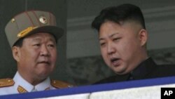 Pemimpin Korut Kim Jong Un (kanan) berbicara dengan Choe Ryong Hae di Pyongyang (foto: dok). Choe Ryong Hae memimpin delegasi tingkat tinggi Korut ke Olimpiade. 