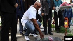 بازدید رونی کلمن قهرمان آمریکایی پرورش اندام از قطعه شهدای بهشت زهرا در جنوب تهران