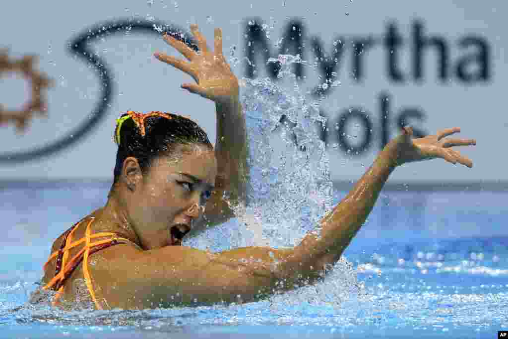 حواشی مسابقات جهانی شنا در کره جنوبی - ورزشکار ژاپنی در حال شنا و رقص موزون در مسابقات کره جنوبی.&nbsp;
