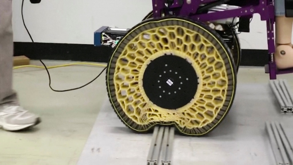 South Korean Team Develops Wheels That Climb over Barriers