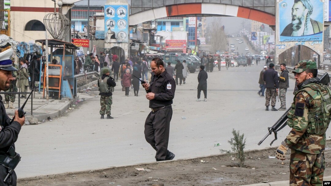 Pasukan Afghanistan berada di lokasi terjadinya serangan oleh militan Taliban di Kabul bulan lalu (foto: dok). 