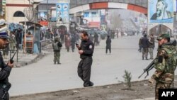 Pasukan Afghanistan berada di lokasi terjadinya serangan oleh militan Taliban di Kabul bulan lalu (foto: dok). 