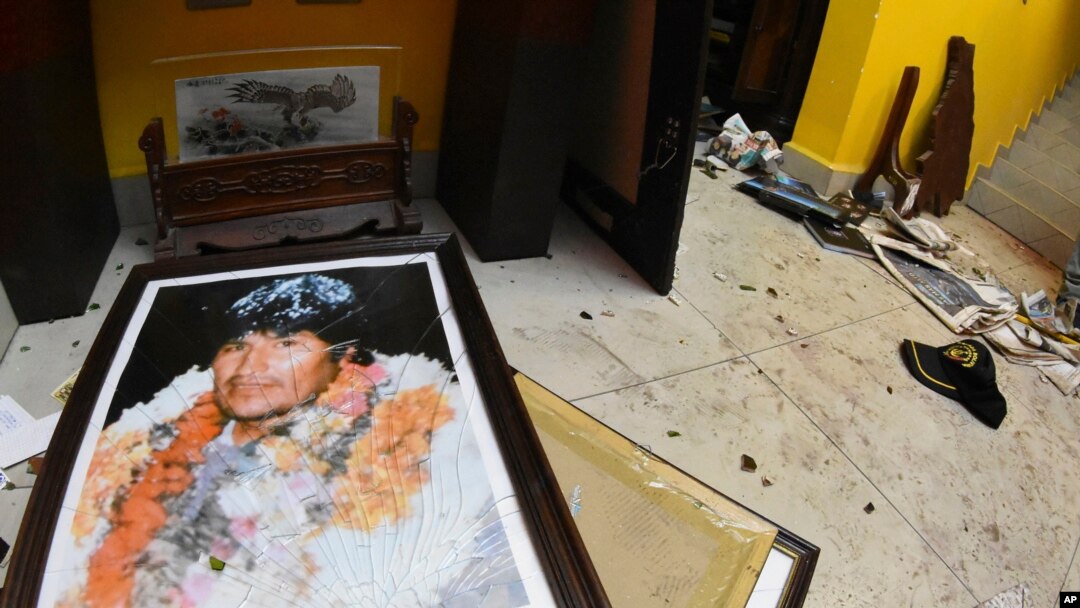 Un retrato del expresidente Evo Morales yace roto en el piso de la residencia de Morales en Cochabamba, la cual fue destruída por opositores luego de conocerse su renuncia.