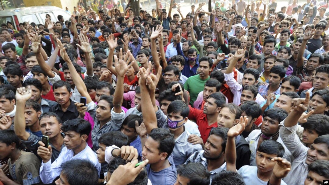 Ribuan pekerja garmen Bangladesh turun ke jalan di ibukota Dhaka untuk memrotes kebakaran pabrik yang menewaskan 110 orang, hari Senin (26/11).