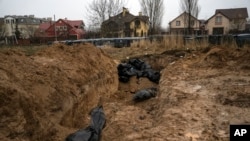 Una fosa común hallada en Bucha, en la afueras de Kiev, el 3 de abril de 2022.