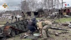 Retiran de las calles de Bucha, Ucrania, explosivos sin detonar