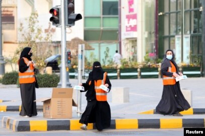 Para sukarelawan di Riyadh, Arab Saudi, membagikan makanan berbuka puasa selama bulan suci Ramadan, 3 April 2022. (REUTERS/Ahmed Yosri).