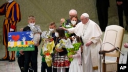 Pap Francois salye timoun ki se refije Ikrenyen pandan odyans jeneral li fe chak semen nan Vatikan an, Mekredi 6 Avril 2022. 