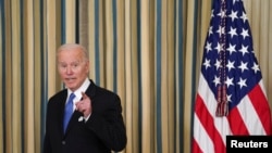 Presiden AS Joe Biden menjawab pertanyaan dalam sebuah kesempatan di Gedung Putih, Washington, pada 6 April 2022. (Foto: Reuters/Kevin Lamarque)