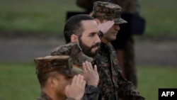 El presidente salvadoreño, Nayib Bukele, asiste a la graduación del nuevo personal militar, en la Escuela Militar Capitán General Gerardo Barrios, en Antiguo Cuscatlán, El Salvador, el 4 de abril de 2022.