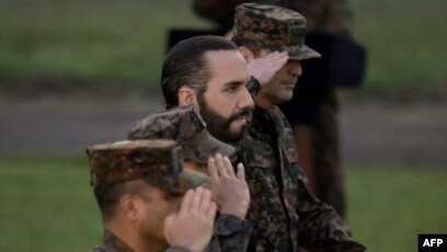 El presidente salvadoreño, Nayib Bukele, asiste a la graduación del nuevo personal militar, en la Escuela Militar Capitán General Gerardo Barrios, en Antiguo Cuscatlán, El Salvador, el 4 de abril de 2022.