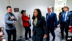 Gjykatësja Jackson duke mbërritur për takimin në Kapitol me Senatorin demokrat Sherrod Brown. (5 prill 2022)