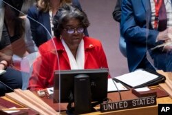 美国常驻联合国代表琳达∙托马斯-格林菲尔德在安理会会议上发言。 （2022年4月5日）