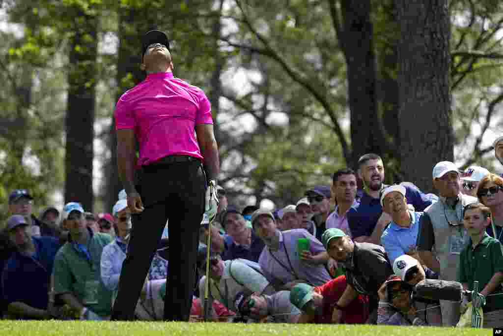 Tiger Woods reacts to his tee shot on the fourth hole during the first round at the Masters golf tournament, in Augusta, Georgia. (AP Photo/Robert F. Bukaty) &nbsp;