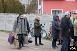 Locals wait for humanitarian aid, in Borodyanka, Ukraine, April 6, 2022. (Heather Murdock/VOA)