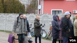 2022年4月6日，在乌克兰城镇博罗江卡，当地居民等候领取人道救援物资。(美国之音希瑟·默多克拍摄)