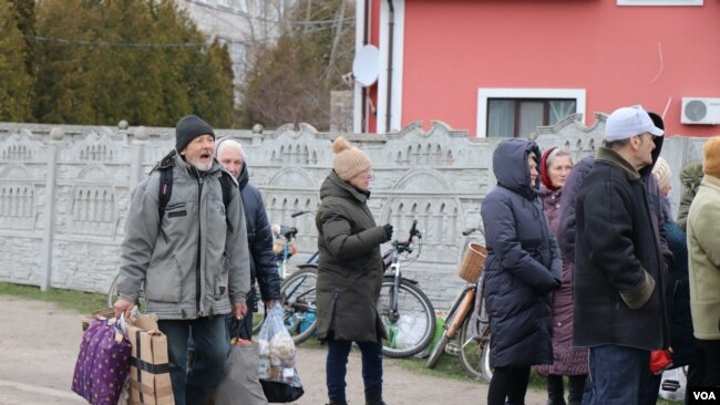 2022年4月6日，在烏克蘭城鎮博羅江斯克，當地居民等候領取人道救援物資。 (美國之音希瑟·默多克拍攝)