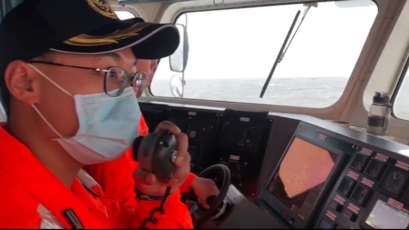 台湾海巡船与中国海警船在台湾西南部海域对峙