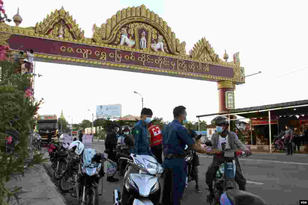 COVID-19 ကူးစက်ပျံ့နှံ့မှု ထိန်းချုပ်နိုင်ရေး စစ်ကိုင်းမြို့မှာ မြို့အဝင်အထွက် တင်းတင်းကျပ်ကျပ် စစ်ဆေးနေတဲ့မြင်ကွင်း။ (စက်တင်ဘာ ၂၇၊ ၂၀၂၀။)