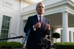 Jens Stoltenberg berbicara kepada wartawan setelah bertemu dengan Presiden Joe Biden di Gedung Putih, 7 Juni 2021, di Washington. (Foto: AP)