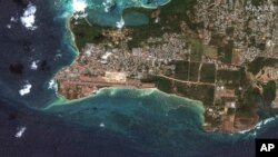 En esta imagen satelital proporcionada por Maxar Technologies se muestra un derrame de petróleo provocado por una embarcación volcada, abajo, derecha, frente a las costas de Tobago cerca de Scarborough, Trinidad y Tobago, el miércoles 14 de febrero de 2024. 