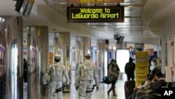 Personal de seguridad camina por un terminal del aeropuerto La Guardia de Nueva York, este martes 24 de Noviembre. La Asociación de Motoristas, AAA, estima que unos 46,9 millones de estadounidenses viajarán dentro del país en el largo feriado de Thanksgiving, o Día de Acción de Gracias.