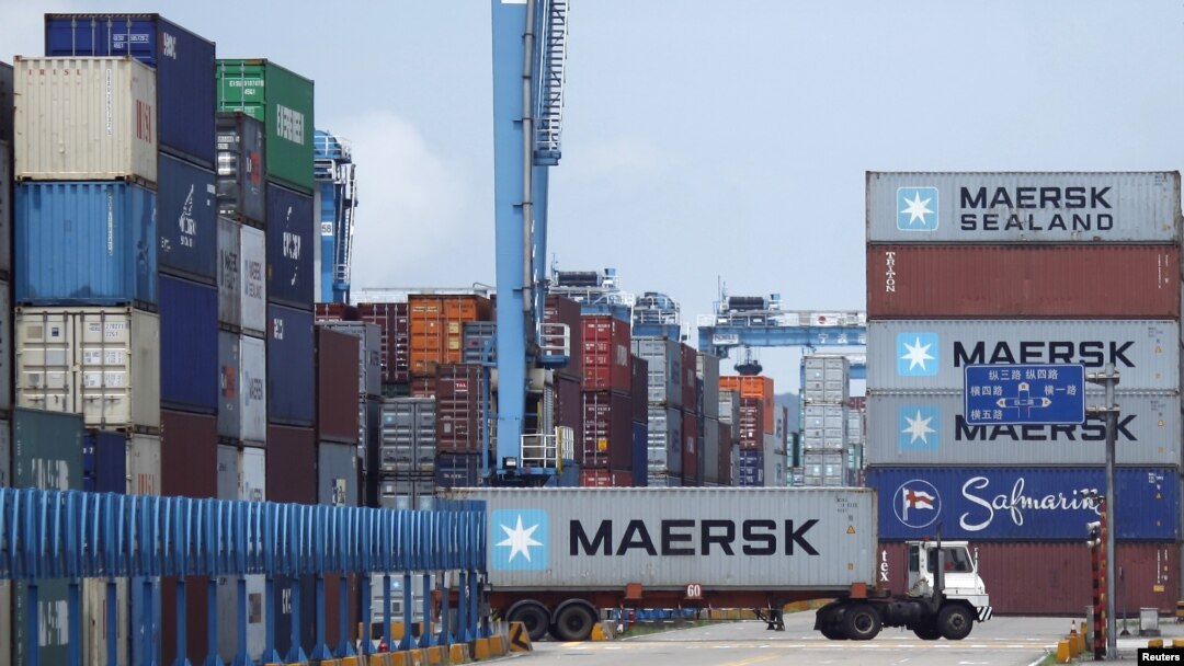 Sebuah truk peti kemas di pelabuhan Ningbo, provinsi Zhejiang (Foto: dok). Ekspor Tiongkok meningkat 11 persen bulan Juni tahun ini, mencapai nilai sekitar 180 miliar dolar.